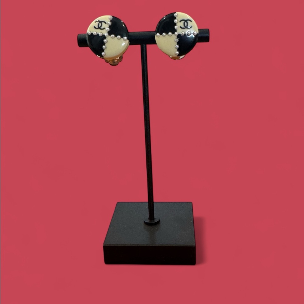CHANEL Back and White Vintage Earrings - Picture 2 of 4